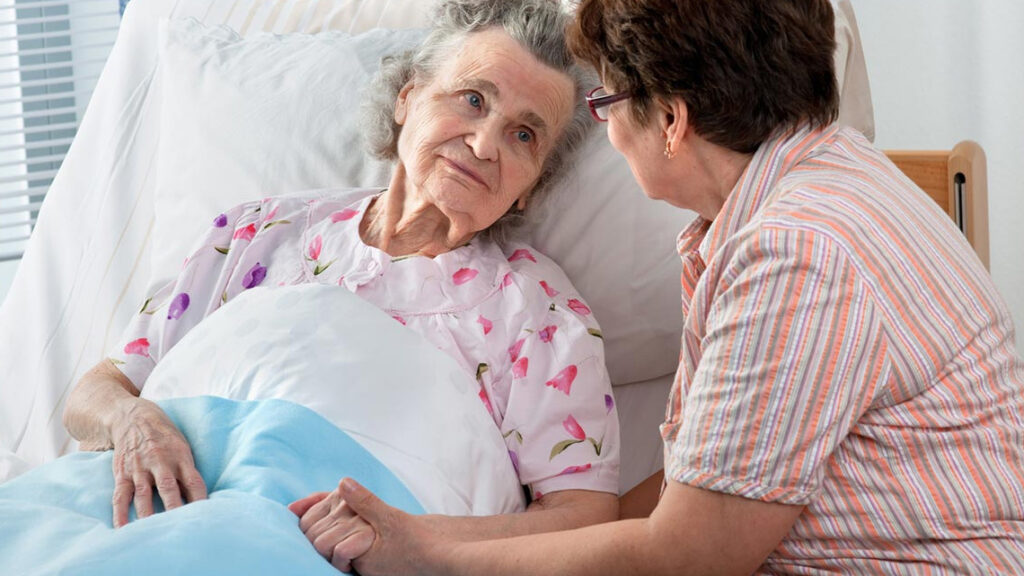 Duy trì sự cân bằng cơ thể cho người cao tuổi thông qua thói quen uống nước nhẹ nhàng